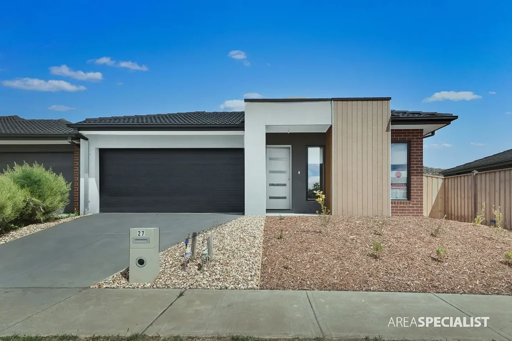 4 Bedroom Family Home within walking distance to School!