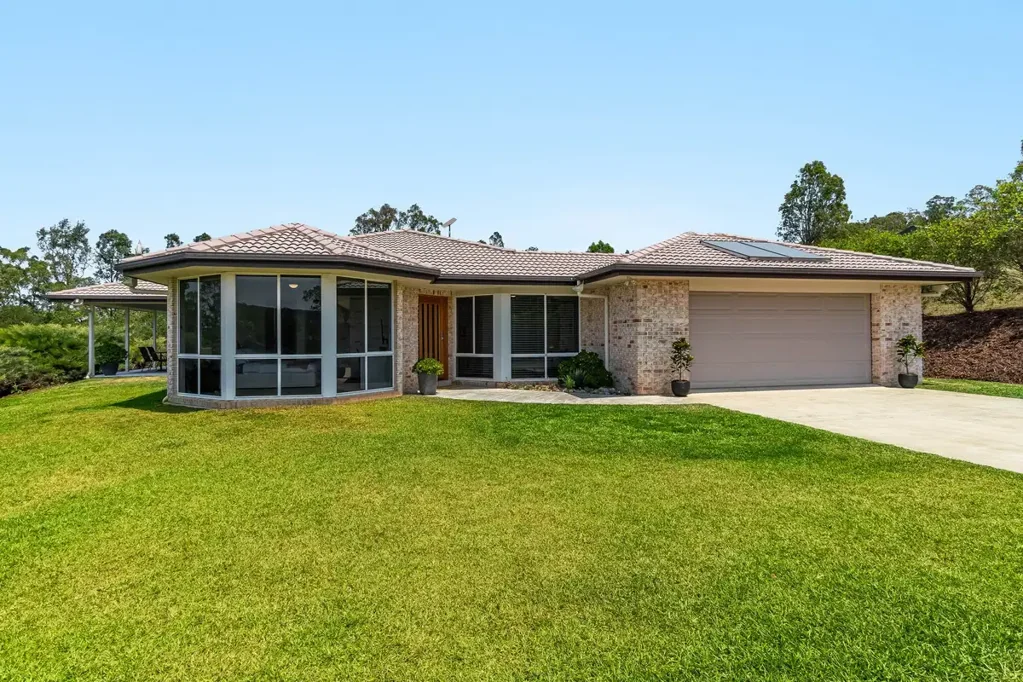 Spring Grove 5ห้องนอน ✨ Immaculate 5-Bedroom Family Home on 2.5 Acres – Move-In Ready! ✨