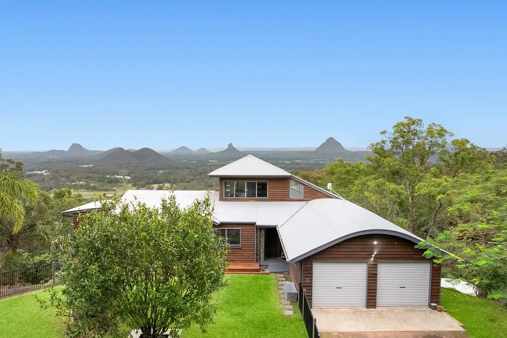 Mount Mellum 3 Bedroom Incredible Glass House Mountain vistas!