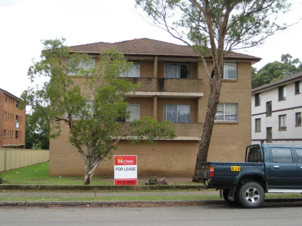 TWO BEDROOMS UNIT. GOOD LOCATION!!