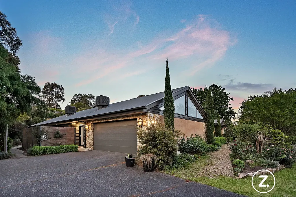 Berwick 4房 墨西哥风格杰作 4500sqm宏伟地块 Adobe Weatherboard建造 双层绝缘供暖 四车位独立车库 多代同堂设计 精致功能空间 A Slice of Spanish Serenity - Luxury, Space & Character on 4,500sqm