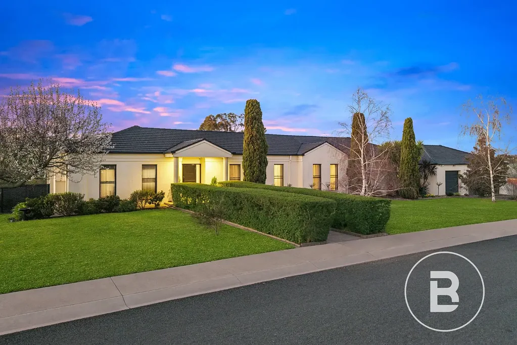 Golden Square 5房  Five-Bedroom Family Living with Pool and Space to Enjoy in Golden Square