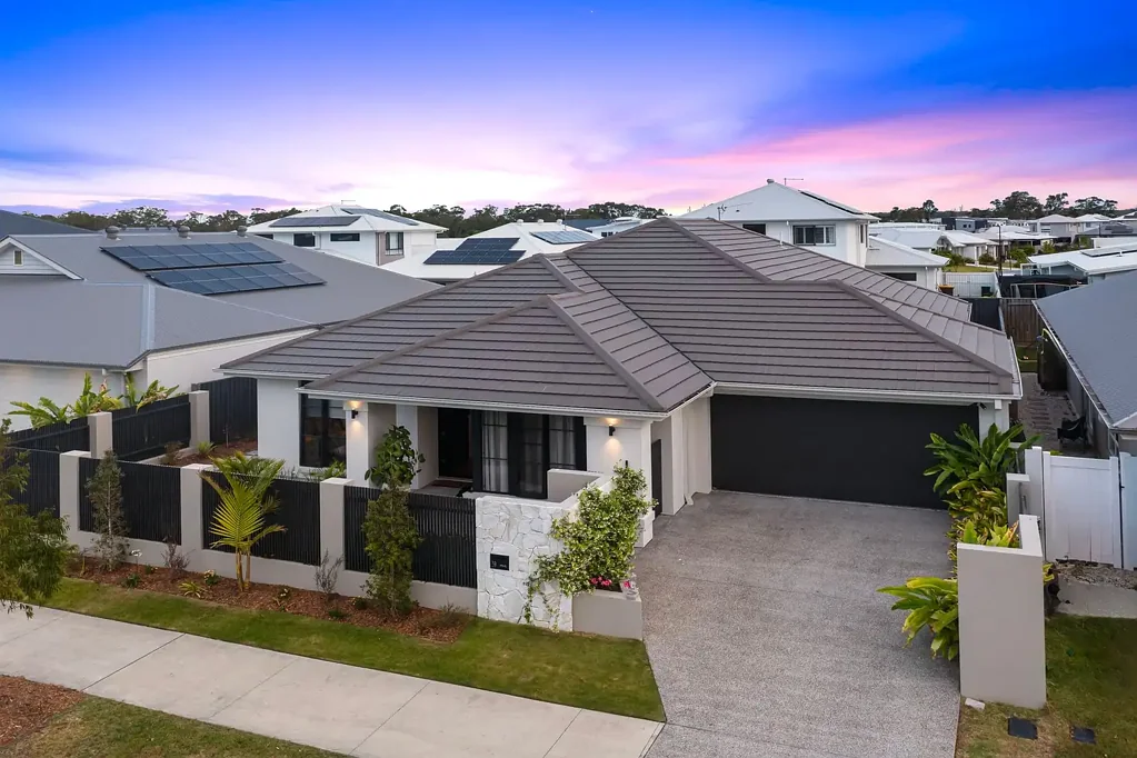 Palmview 4कमरा Stunning Contemporary Family Entertainer in Prime Palmview Location