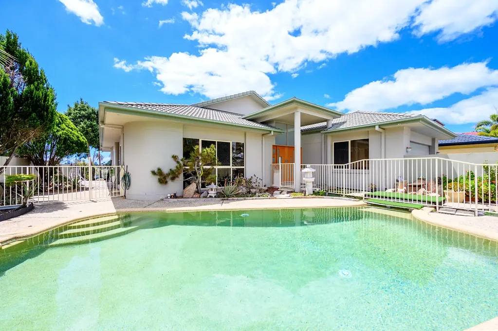 North to Water in Prestigious Estate