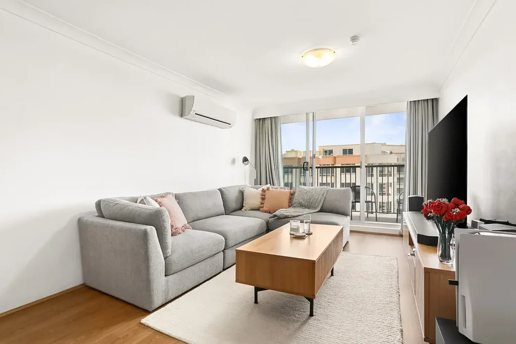 Strathfield 2 Slaapkamer North-Facing Top-Floor Residence with Rare Triple Parking & City Views