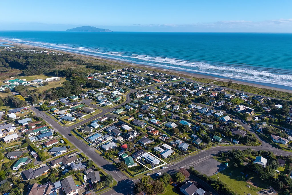 Otaki Beach 3Kwarto Beachside Charm, Everyday Convenience