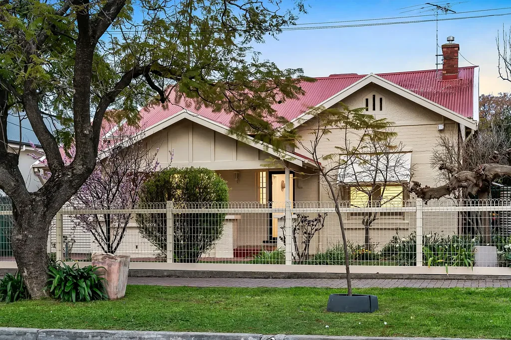 Glenside 5房  Re-Inspired Character Home Hits the Mark in Glenside's Golden Pocket.