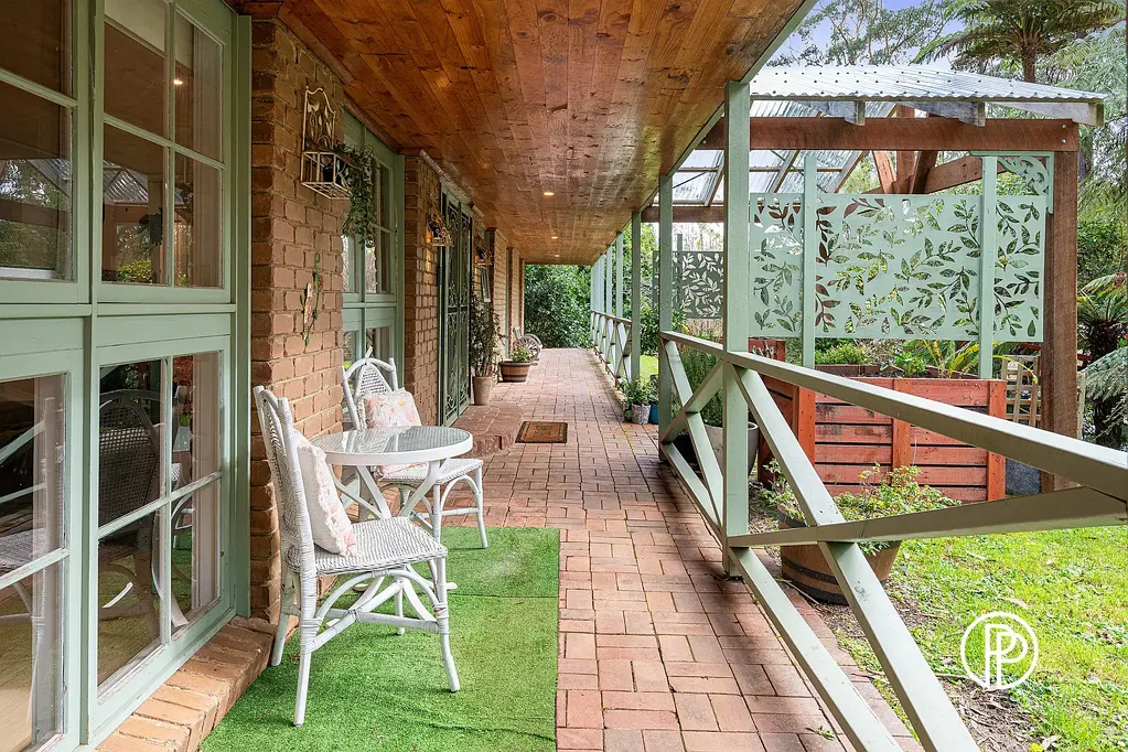 Gembrook 4chambre SPACIOUS FAMILY HOME, WITH ARTIST STUDIO, ONE ACRE approx.