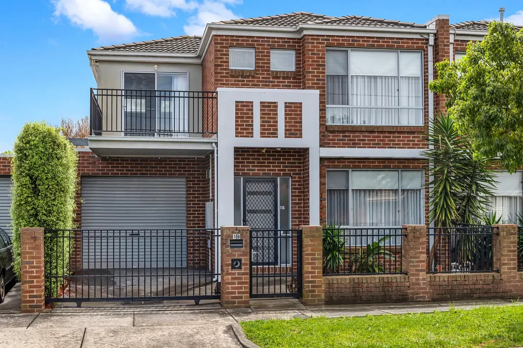 Dandenong 2Kwarto STREET FRONTAGE, STYLE & INDEPENDENCE!