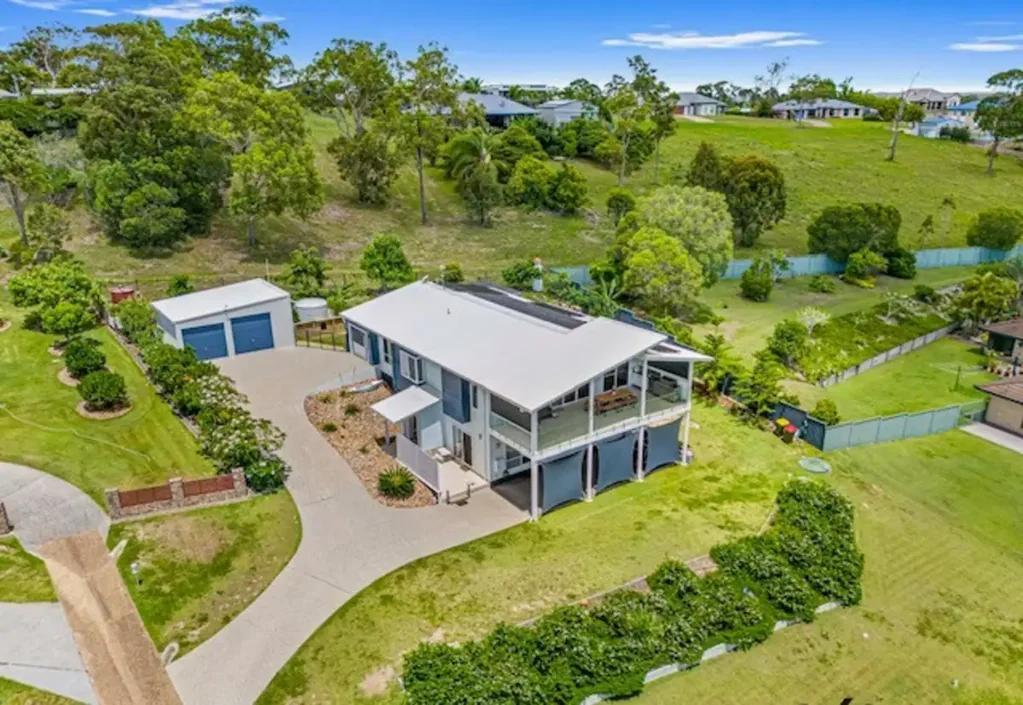 River Heads 4ห้องนอน Hamptons Inspired with Granny Flat & Exceptional Ocean Views!