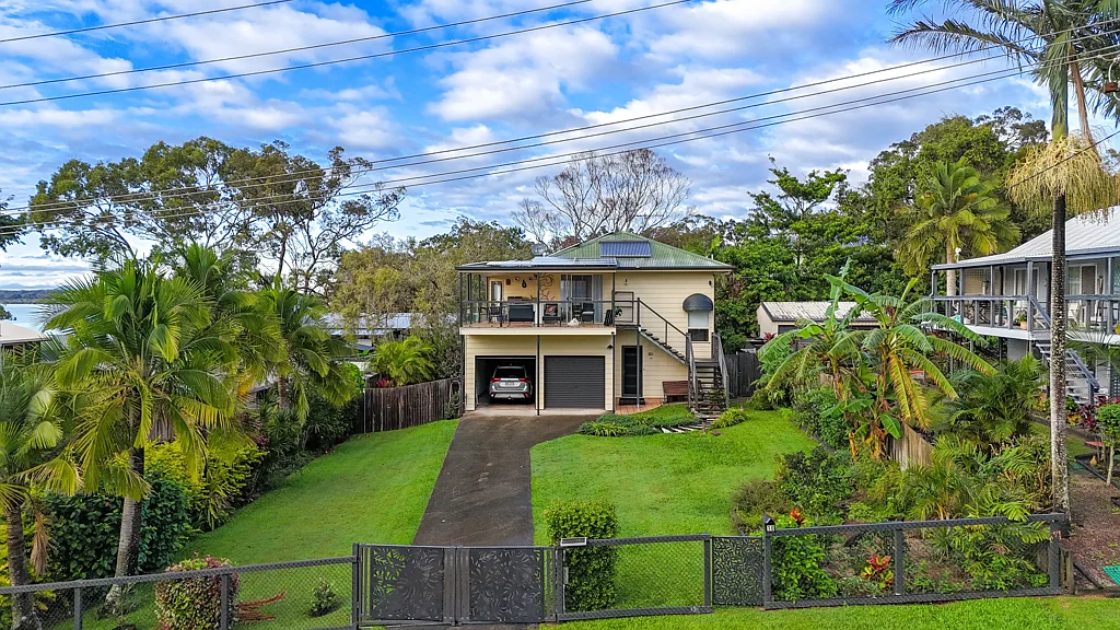 Macleay Island 3Zimmer Breathtaking Bay Views & Dual-Level Living