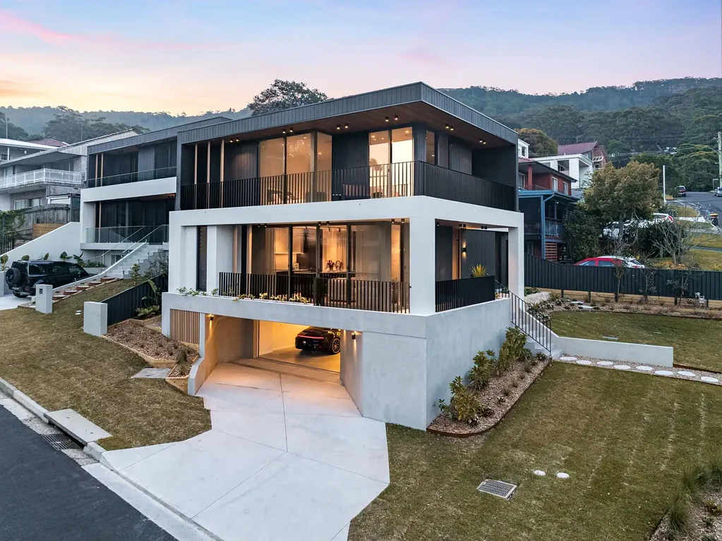 Thirroul 5房 三层设计精良 300㎡精致空间 水景壮丽无遮挡 ILVE意大利厨房 太阳能供电 海滨生活便捷 New Architectural Luxurious Family Home with Never To Be Built Out Water Views