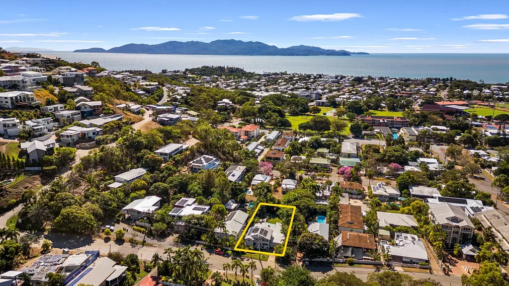 North Ward 6房  NORTH WARD - HUGE FAMILY RESIDENCE ON 1012M2 ALLOTMENT CLOSE TO GRAMMAR SCHOOL.