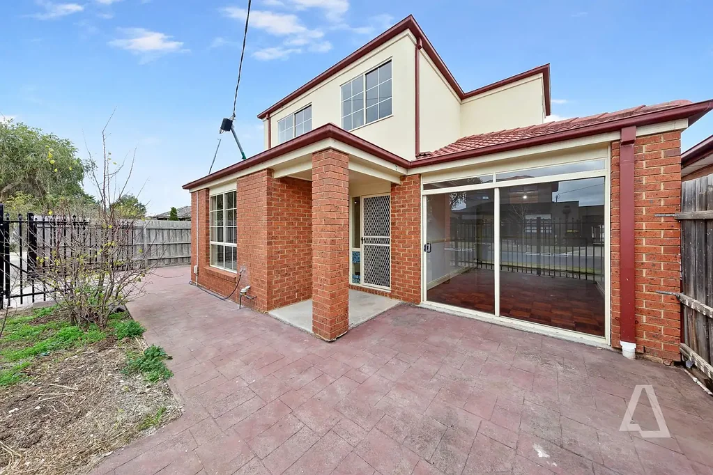 Spacious Family Home with Bonus Studio in Peaceful Location