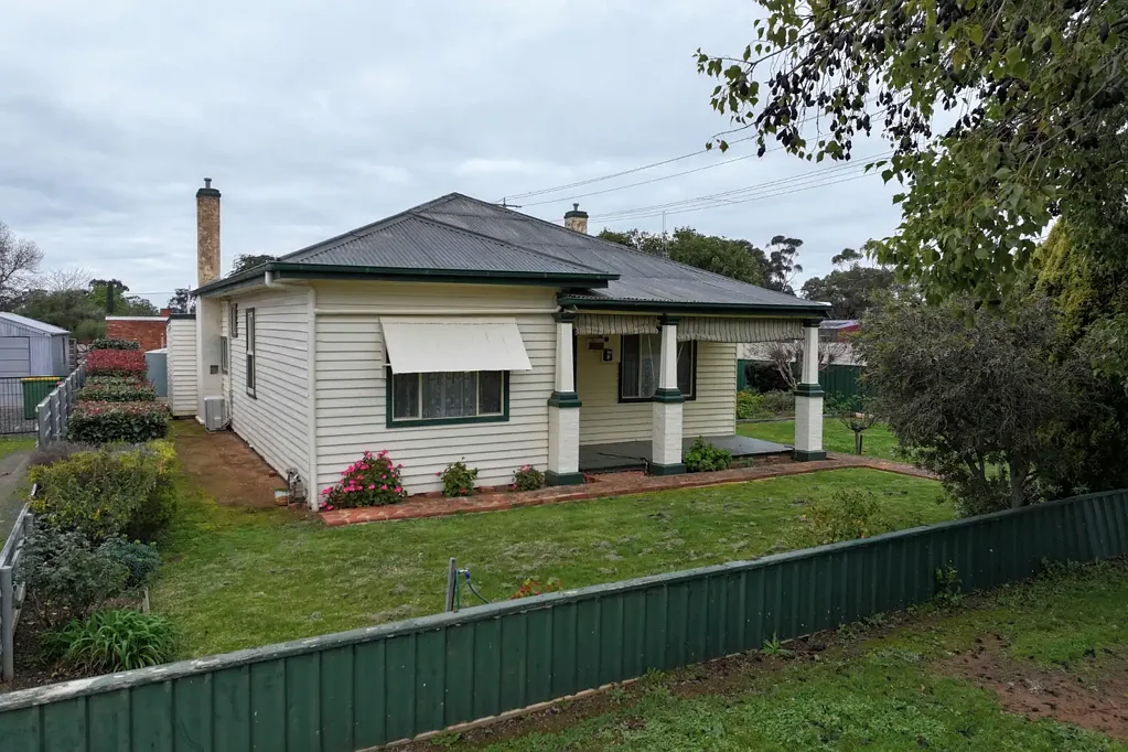 Rochester 3कमरा SOLID FAMILY HOME ON A GENEROUS 934m² CORNER ALLOTMENT