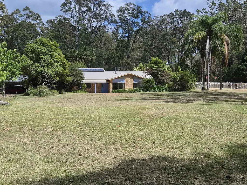 Large Semi Detached house on Acreage Close to Beach