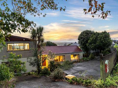 Helensville 4部屋 4 BEDROOM, 2 BATHROOM HOME WITH FANTASTIC VIEWS!