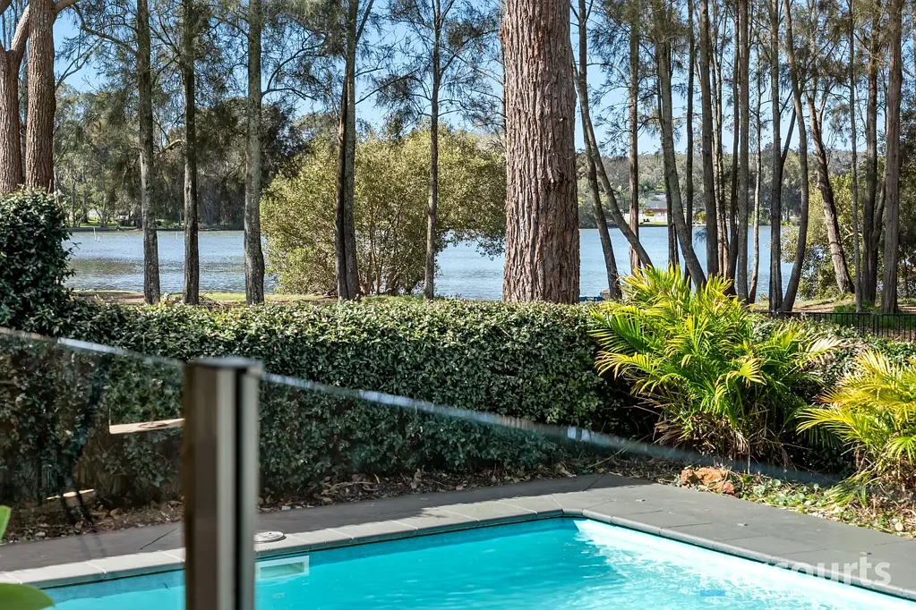 Morisset Park 5Phòng ngủ Multi-generational living with lake views