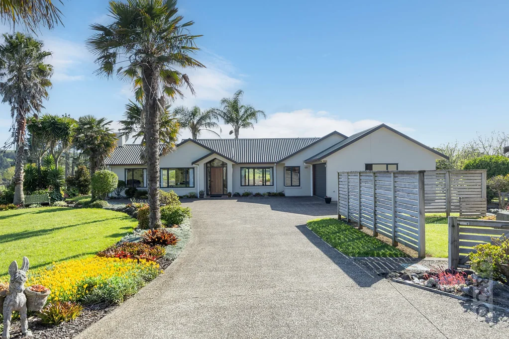 Waimauku 5Kwarto Home & Income. Two Sheds & More.
