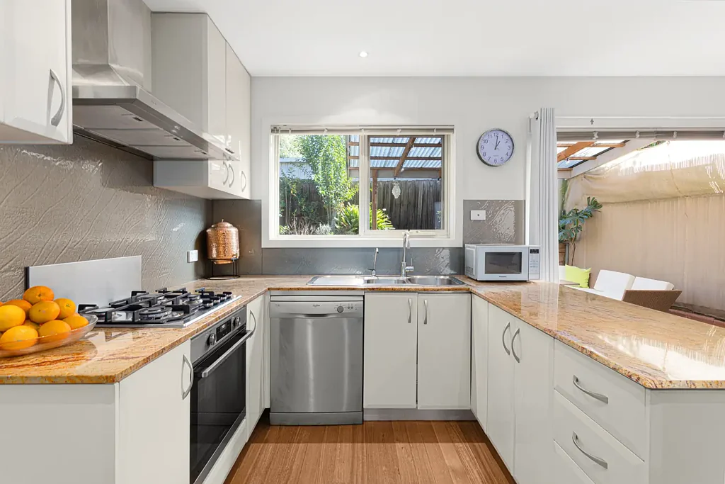 Malvern East 3房 黄金地段精美住宅 木地板宽敞生活区 空调系统 舒适生活 时尚多变空间 两间半卫浴 三宽敞卧室 主人套房带独立卫生间 开放式客厅餐厅 现代化厨房 私人阳台 宁静环境 首次购房者职场人士优选 窗户洒入阳光 明亮温馨 双车库 健身房游泳池会议室设施 开放日本周末 欢迎参观 Stylish & Spacious Living in a Prime Location
