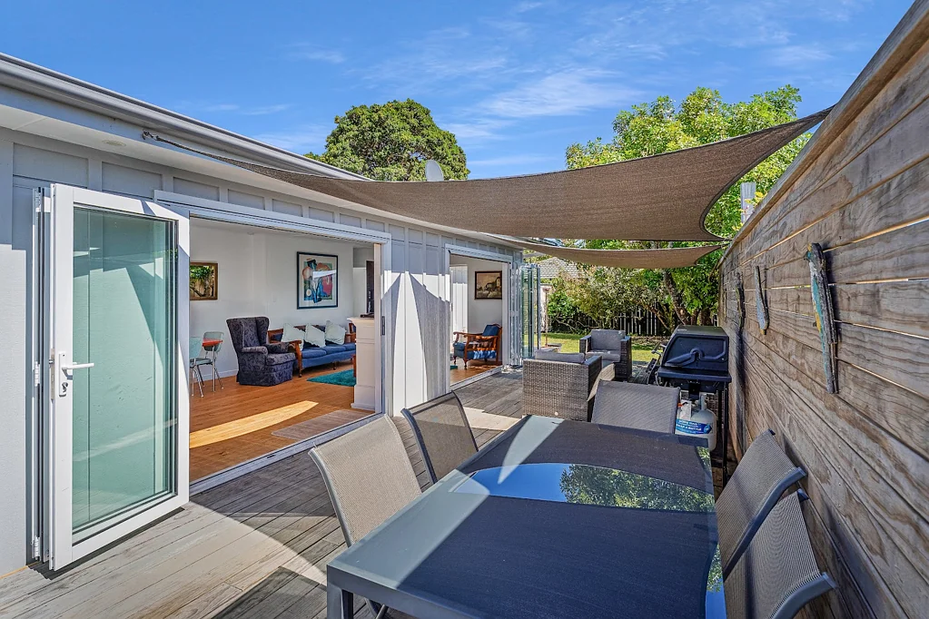 Whangamata 3房  Classic Kiwi Bach + Upgrades. 650m to the beach.