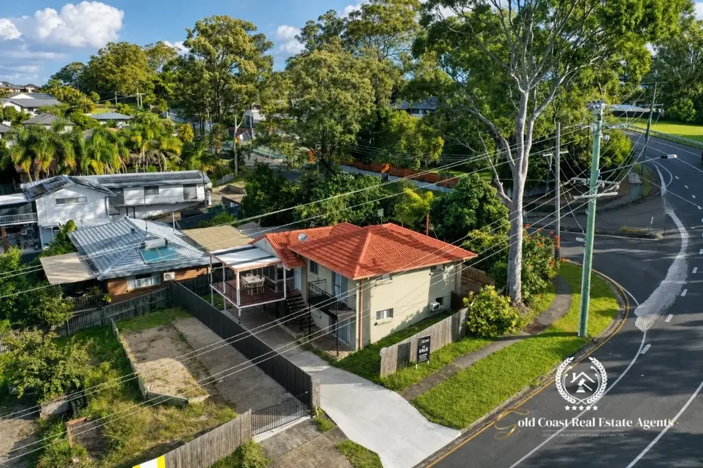 Benowa 5 Slaapkamer Five-Bedroom Multilevel Home with Surfers Paradise Skyline Views