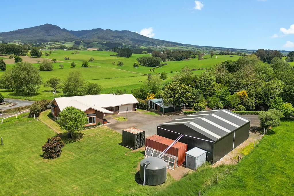 Te Pahu Lifestyle Living with the Ultimate Workshop!