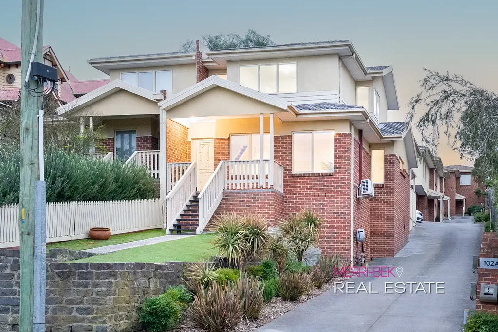 Pascoe Vale 3房 黄金地段，采光充足的高层住宅 Elevated, Light-Filled Living in a Prime Location