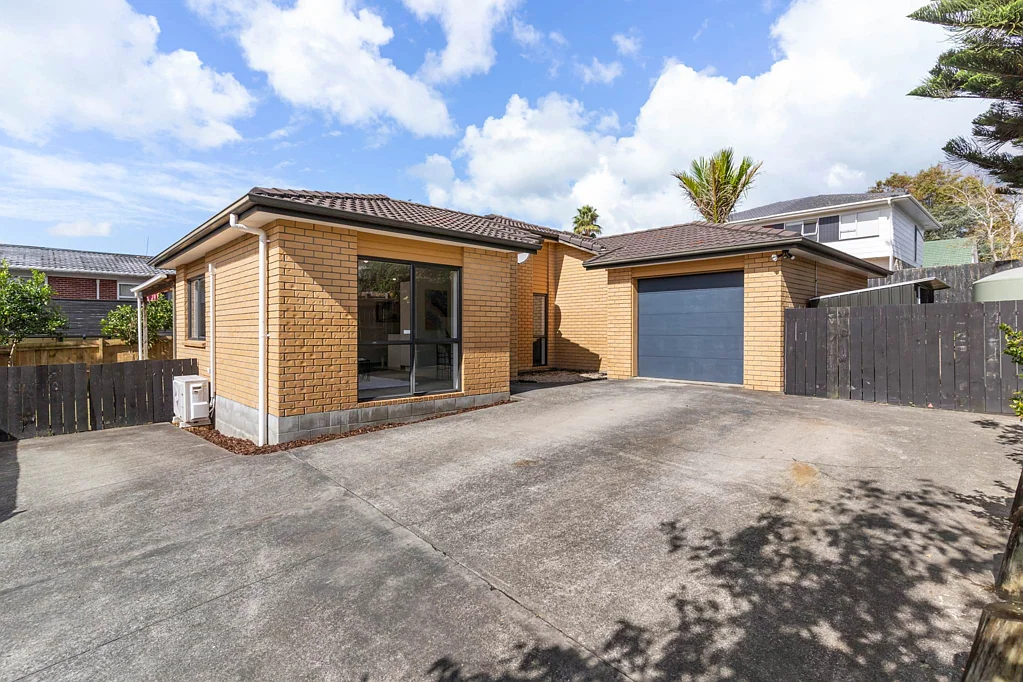 New Lynn 4Zimmer Brick outside. Bright inside. One Floor.