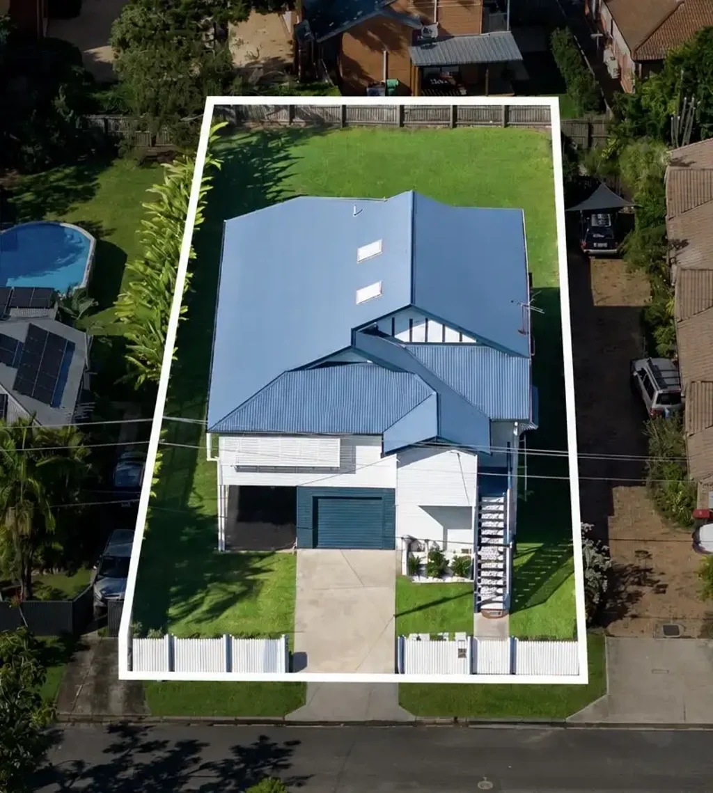 Alderley 6Moenga LARGE FULLY RENOVATED QUEENSLANDER FAMILY HOME WITH VALUABLE LMR2-3 ZONING & DUAL LIVING POTENTIAL