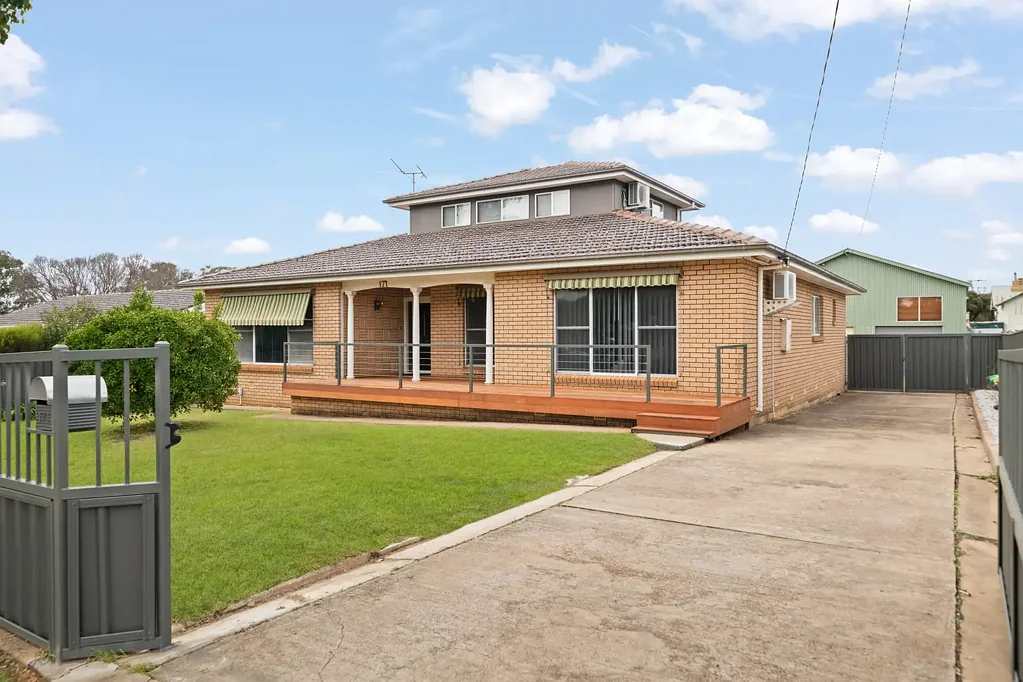 Mudgee 4 Bedroom Spacious Family Home with Exceptional Shedding