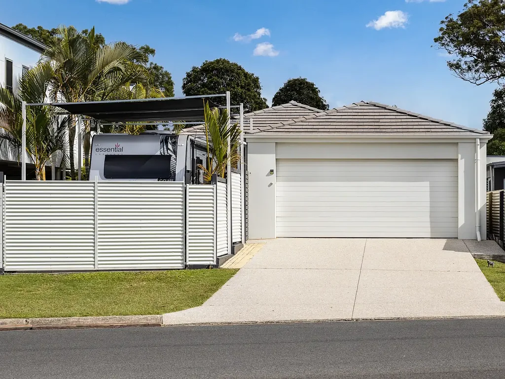 Eli Waters 4 Slaapkamer 4 x 2 Modern Home. Close to shops and schools.