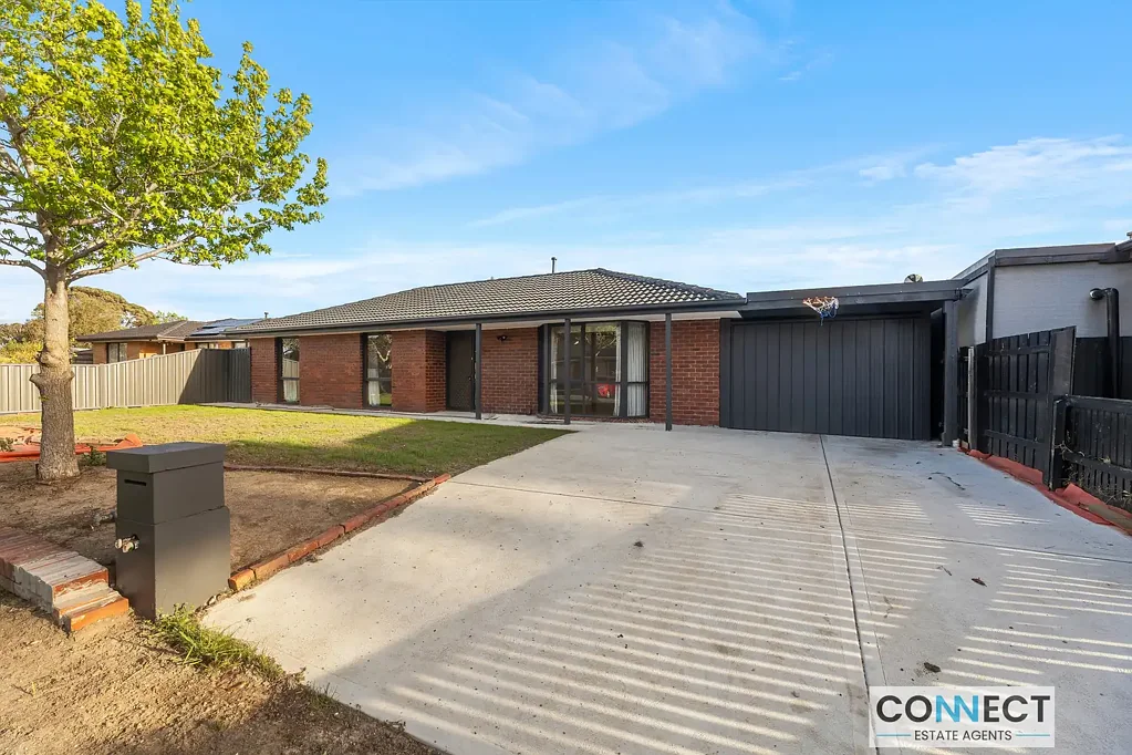 Renovated Family Home in Quiet Court – Walk to Merinda Park Station!