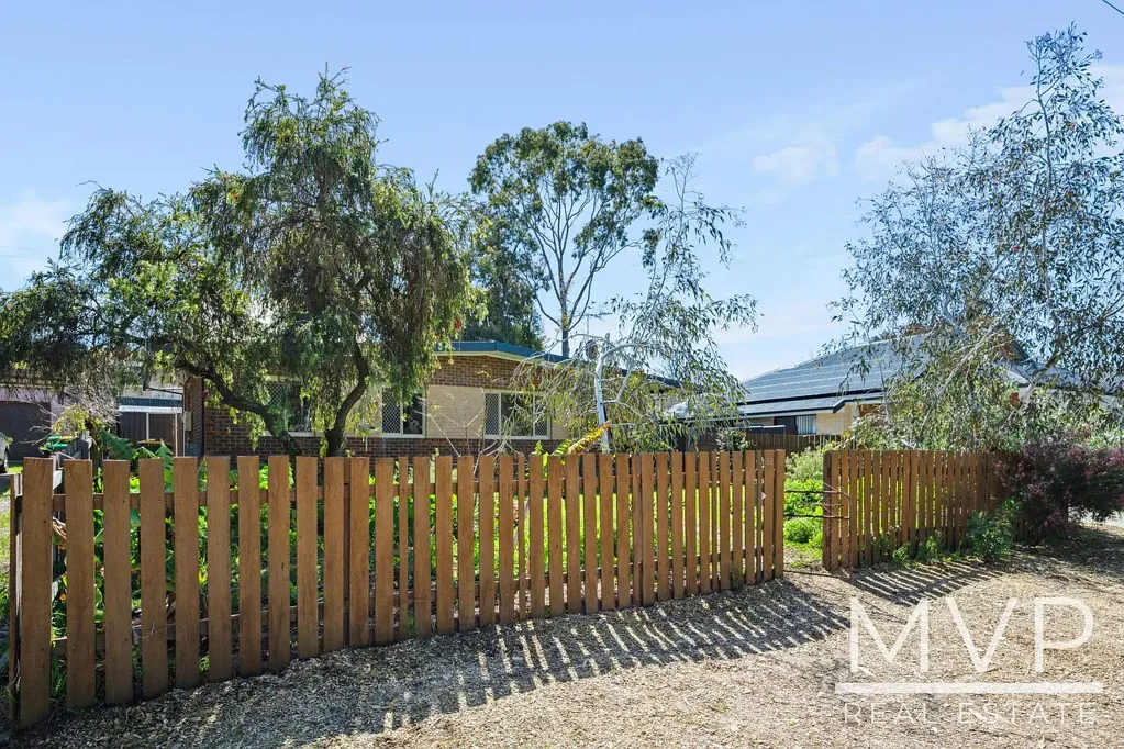Coolbellup 3બેડરૂમ Your Tranquil 'Cooby Cottage' Retreat Opposite Stunning Parklands!