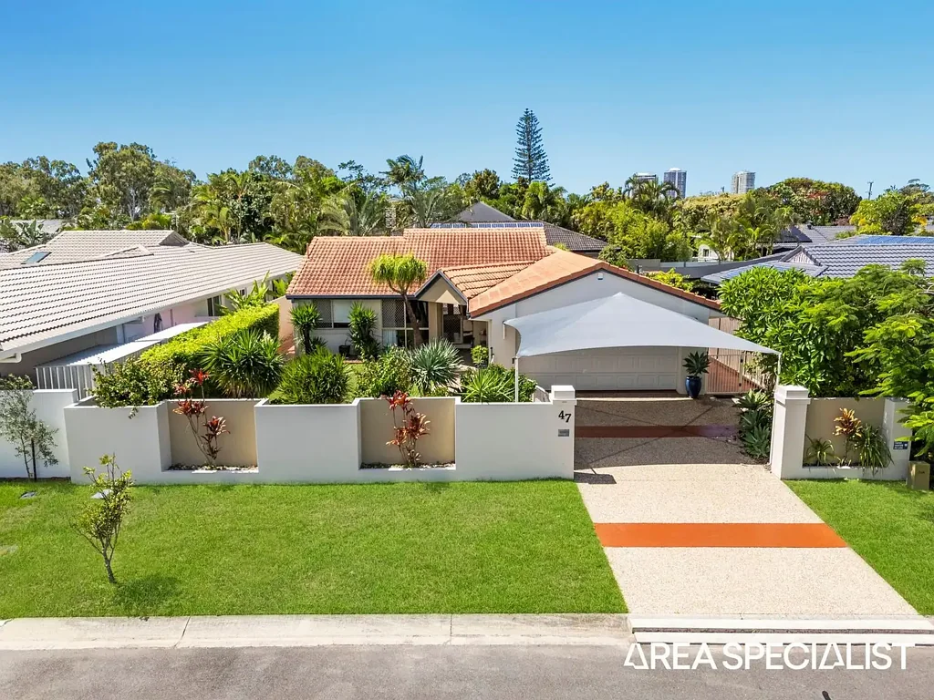 Runaway Bay 4房  Spacious Family Home 600m2 Land in Heart of Runaway Bay