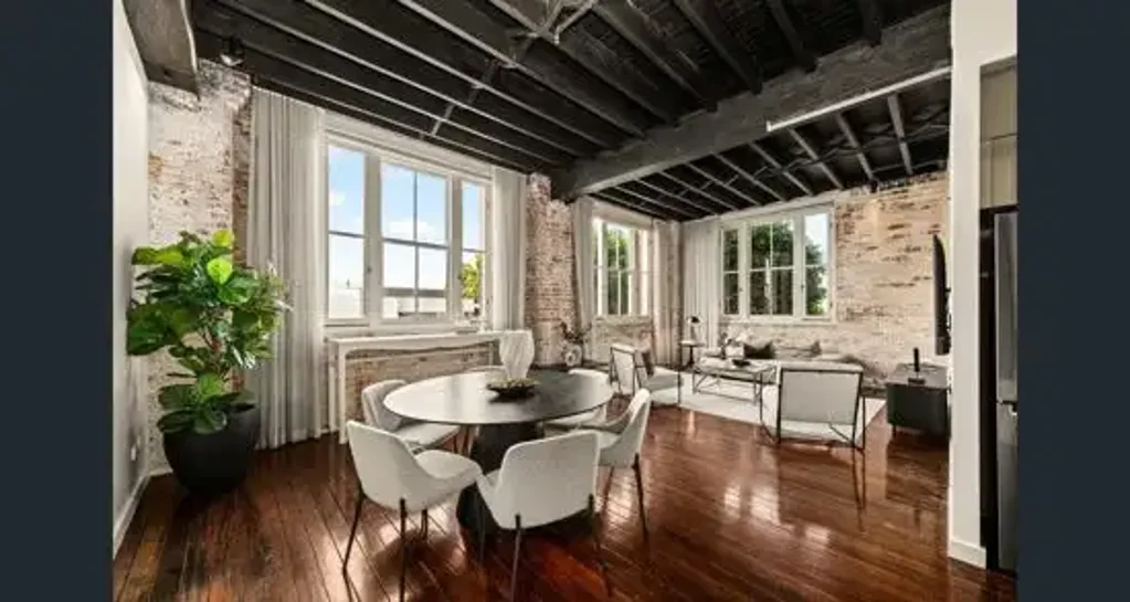 LARGE, STYLISH, CORNER WOOLSTORE APARTMENT
