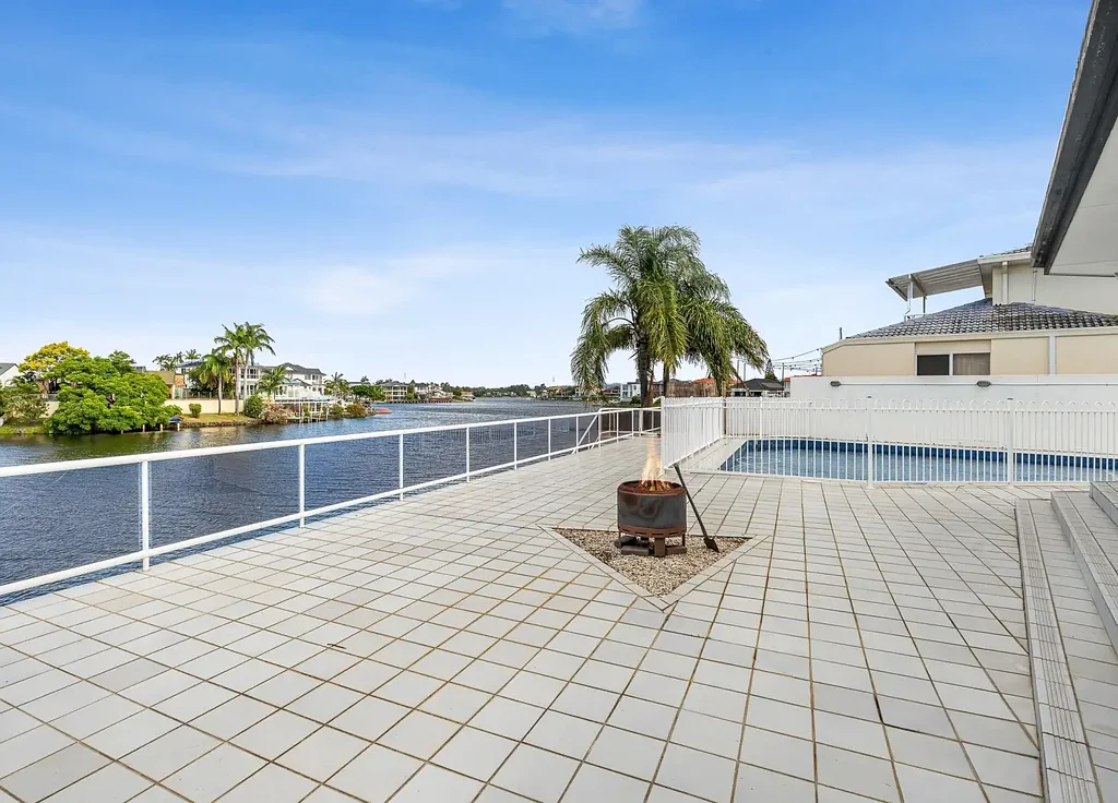 Clear Island Waters 5ห้องนอน Spacious Single-Storey Waterfront Living on a HUGE East-Facing 1000m2 block