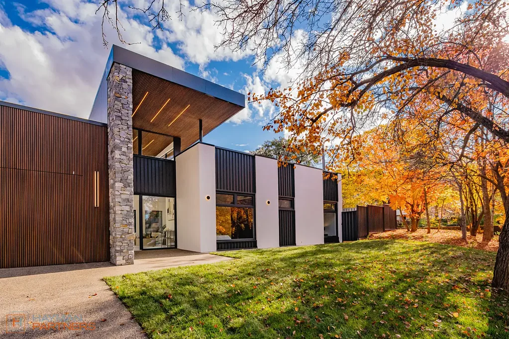 Curtin 4Kwarto Luxury, Light & Lifestyle – Brand New Family Entertainer in Prestigious Curtin