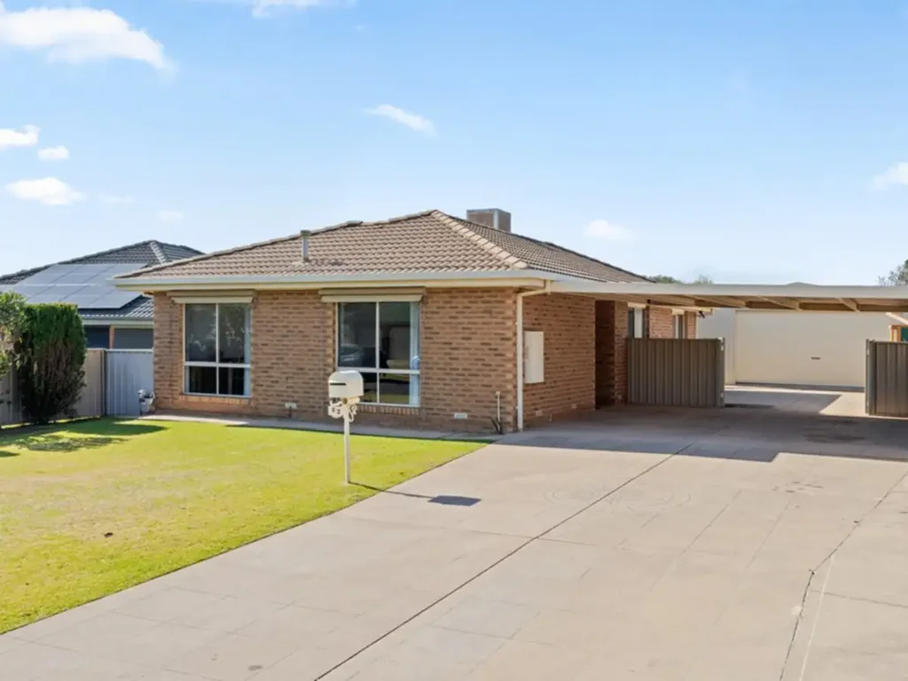 Family Home with Ample Car Accommodation!