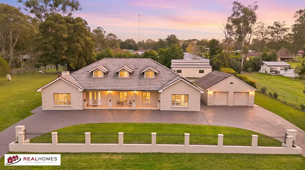 Cranebrook 7침실 An Exceptional Acreage Lifestyle Awaits
7 bedrooms / 4 bathroom / 8 garage / pool