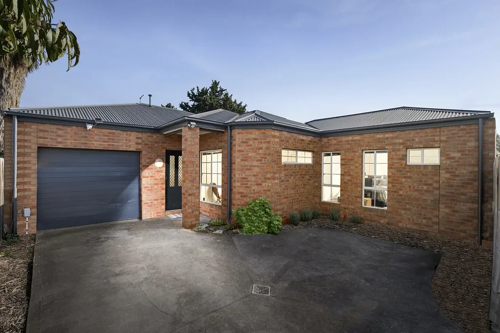Werribee 3房 宁静家庭角落 三卧两卫精装 宽敞主卧套间 开放式厨餐区 便利设施环绕 热门区域优选 Modern Comfort & Convenient Living in a Quiet Werribee Pocket