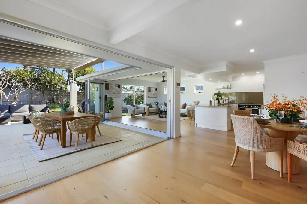 Burleigh Waters 4房  Modern Single-Level Family Home in a Sought-After Burleigh Waters Location