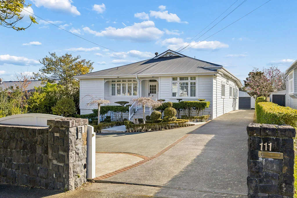 Epsom 5房 25年来首次上市！宽敞家庭住宅，坐拥双文法校网，原始魅力+现代便利，配备水疗设施与酒窖！ First time Available in over 25 Years