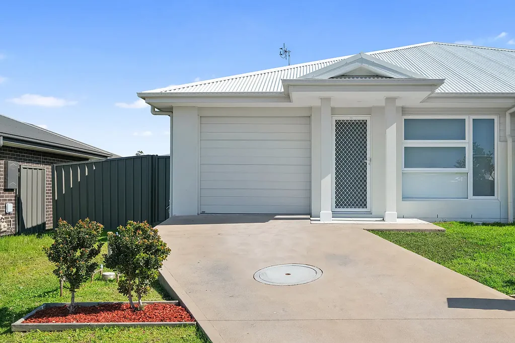 Thornton 4Zimmer As-New Four-Bedroom Duplex with Easy-Care Appeal