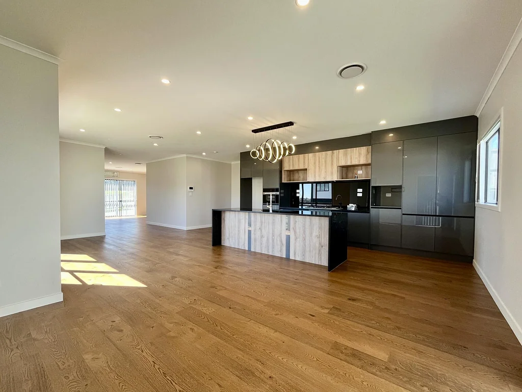 Spacious 6-Bedroom Home in Flat Bush