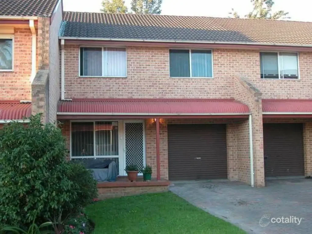3 bedroom townhouse with LUG!