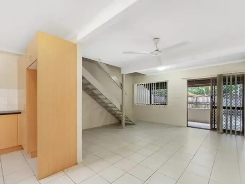 Woree 2房  2 Story, 2 Bedroom Unit with Private Outdoor Courtyard