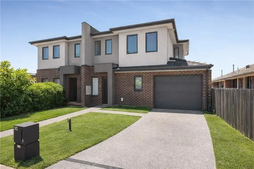 Stylish & Spacious Townhouse in Prime Clayton Location