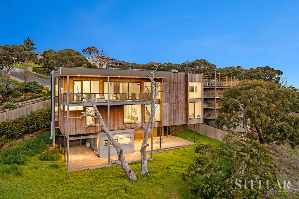Pakenham 4બેડરૂમ Elevated Family Living with Stunning Views, Multiple Entertaining Areas & Exceptional Space!
