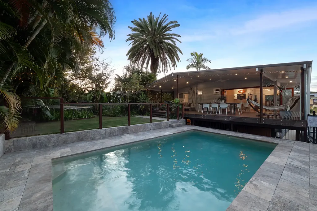 Ferny Hills 3ห้องนอน Modern Entertainer with a Poolside Alfresco Lifestyle
